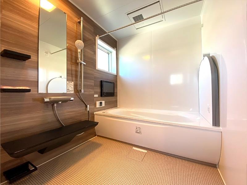 親子で入れる広々浴室